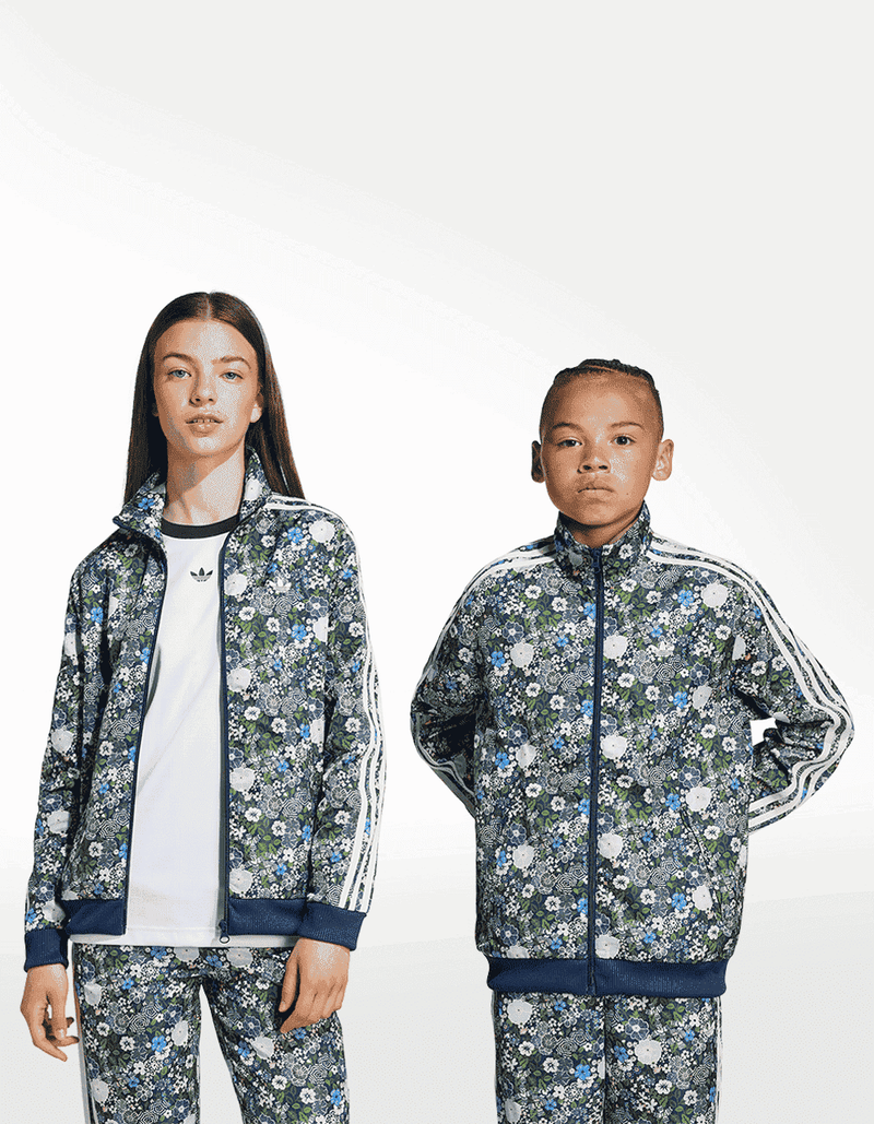 JV7823_8_APPAREL_On Model_Standard Unisex Pair Shot_transparent