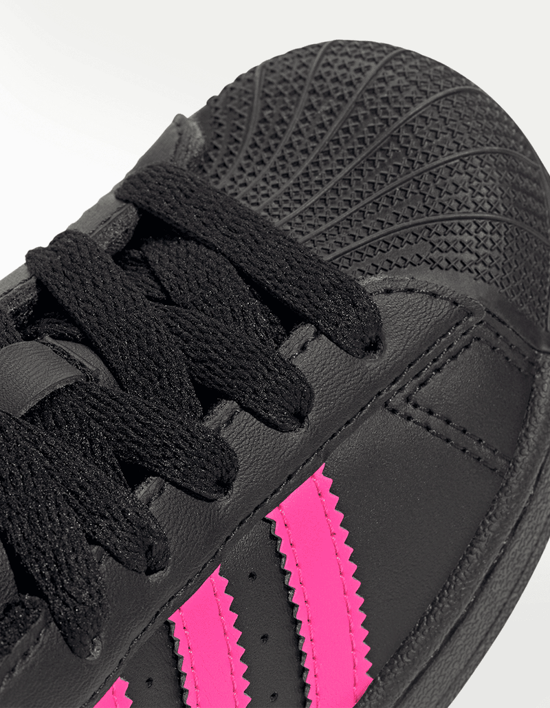 JQ0289_9_FOOTWEAR_Photography_Detail View 2_transparent