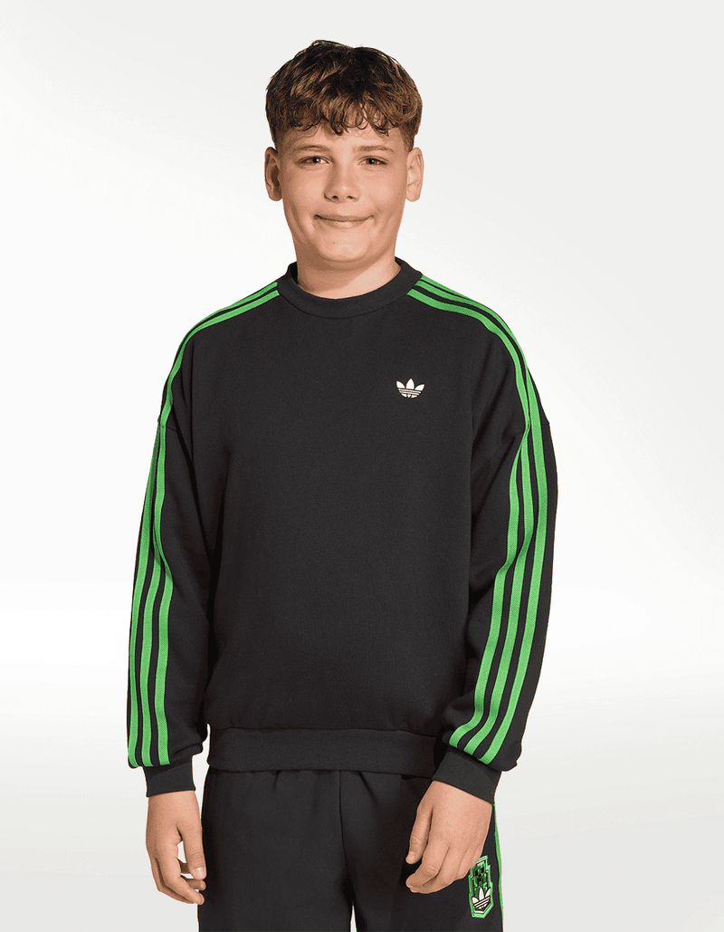 JW7723_2_APPAREL_On-Model_Standard-View_transparent
