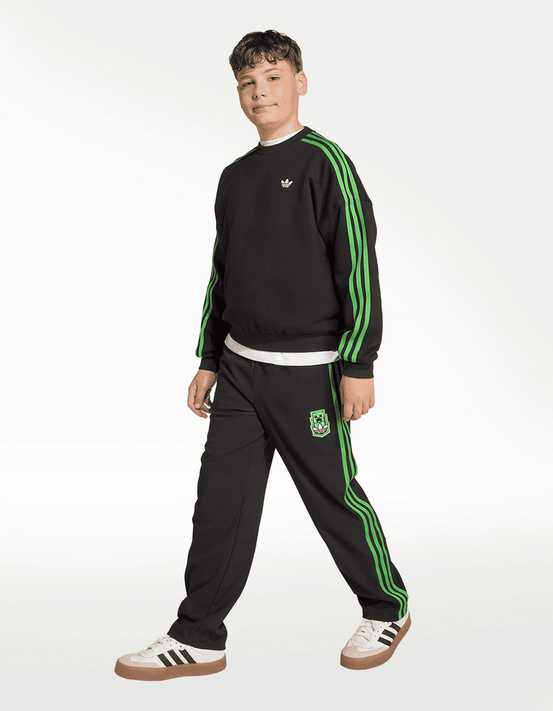 JW7723_4_APPAREL_On-Model_Walking-View_transparent